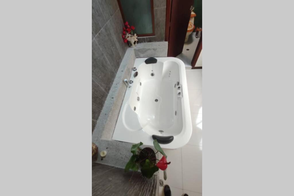 Turi Suite Con Jacuzzi, Centro De La Ciudad Baños Exterior foto