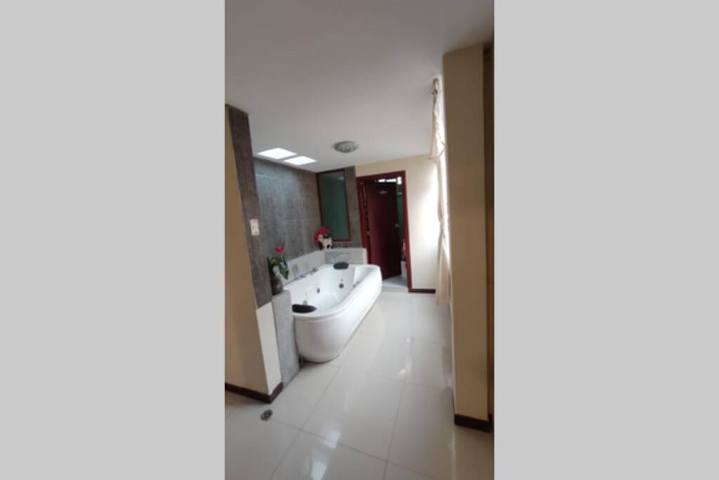 Turi Suite Con Jacuzzi, Centro De La Ciudad Baños Exterior foto