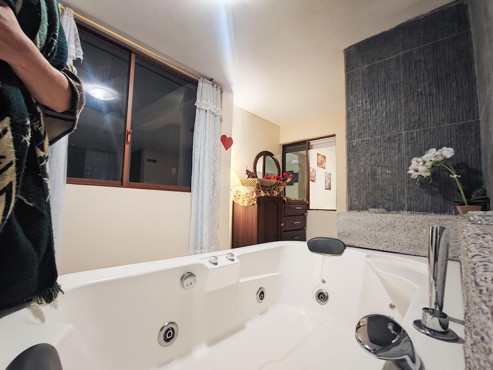 Turi Suite Con Jacuzzi, Centro De La Ciudad Baños Exterior foto